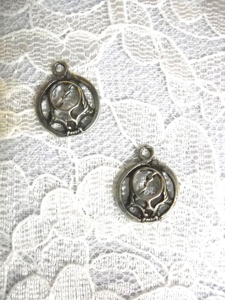 NEW SKULL w LIGHTNING BOLT HEAD CAST AMERICAN ROCKER PEWTER CHARMS HOOK