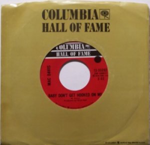 Davis, Mac - Baby Don't Get Hooked On Me / Your Side Of The Bed - Vinyl 45 Record - Country