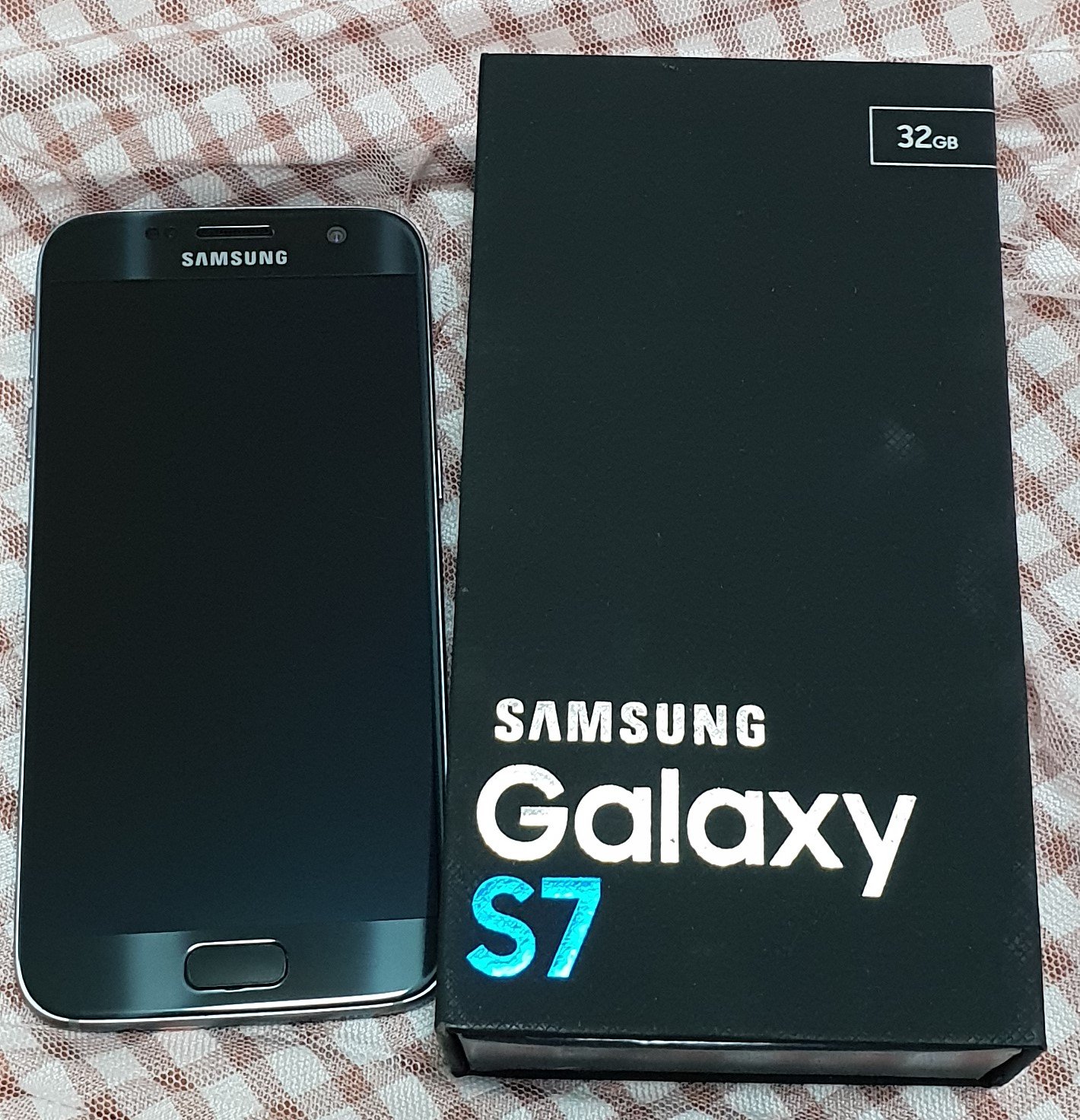 Samsung S7 ( Excellent condition) 32gb unlock coming with box