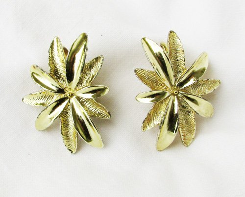 Sarah Coventry flower clip earrings gold tone