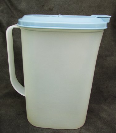 Tupperware two 2 quart pitcher 2009C-1 and blue lid 2010B-3 gentrly used
