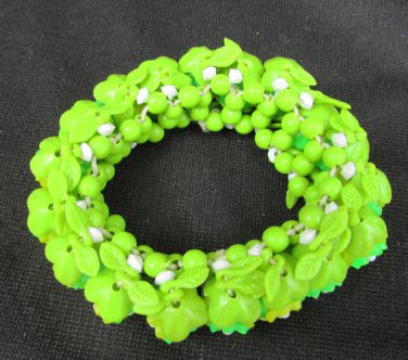 Lucite plastic flower stretch bracelet UV glow green yellow white beads vintage