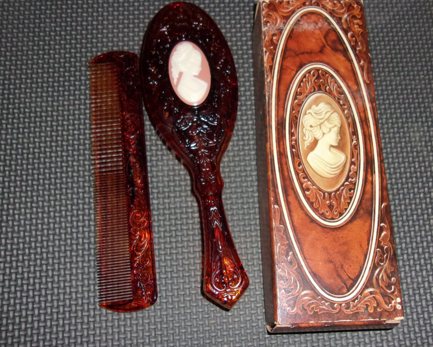 Vintage Avon Cameo Brush and Comb Set boxed