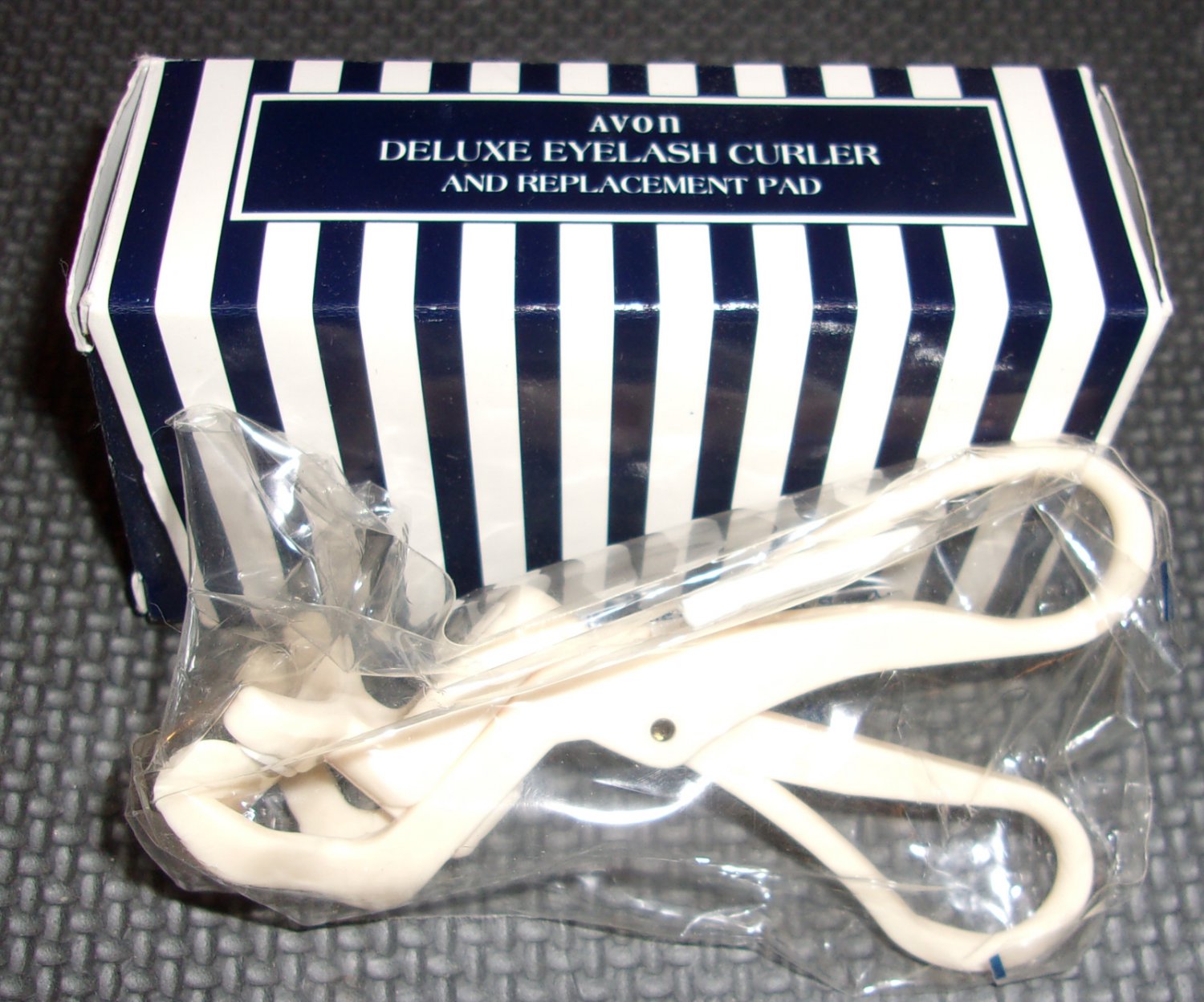 Avon Deluxe Eyelash Curler and replacement pad