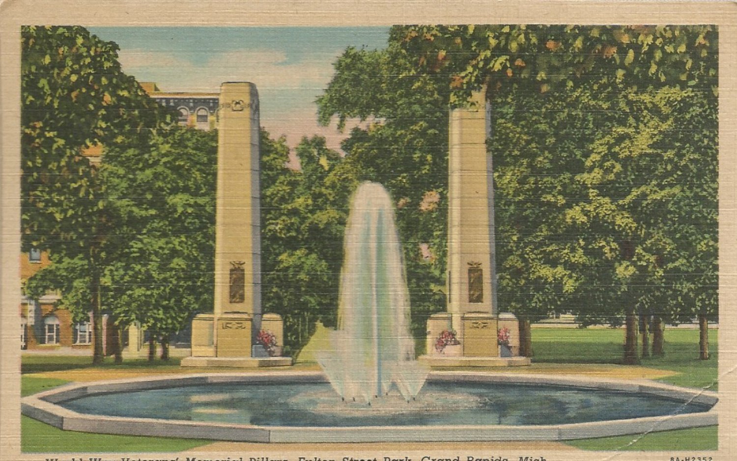 World War Veterans' Memorial Pillars Grand Rapids, Mich. Postcard ( 1161)