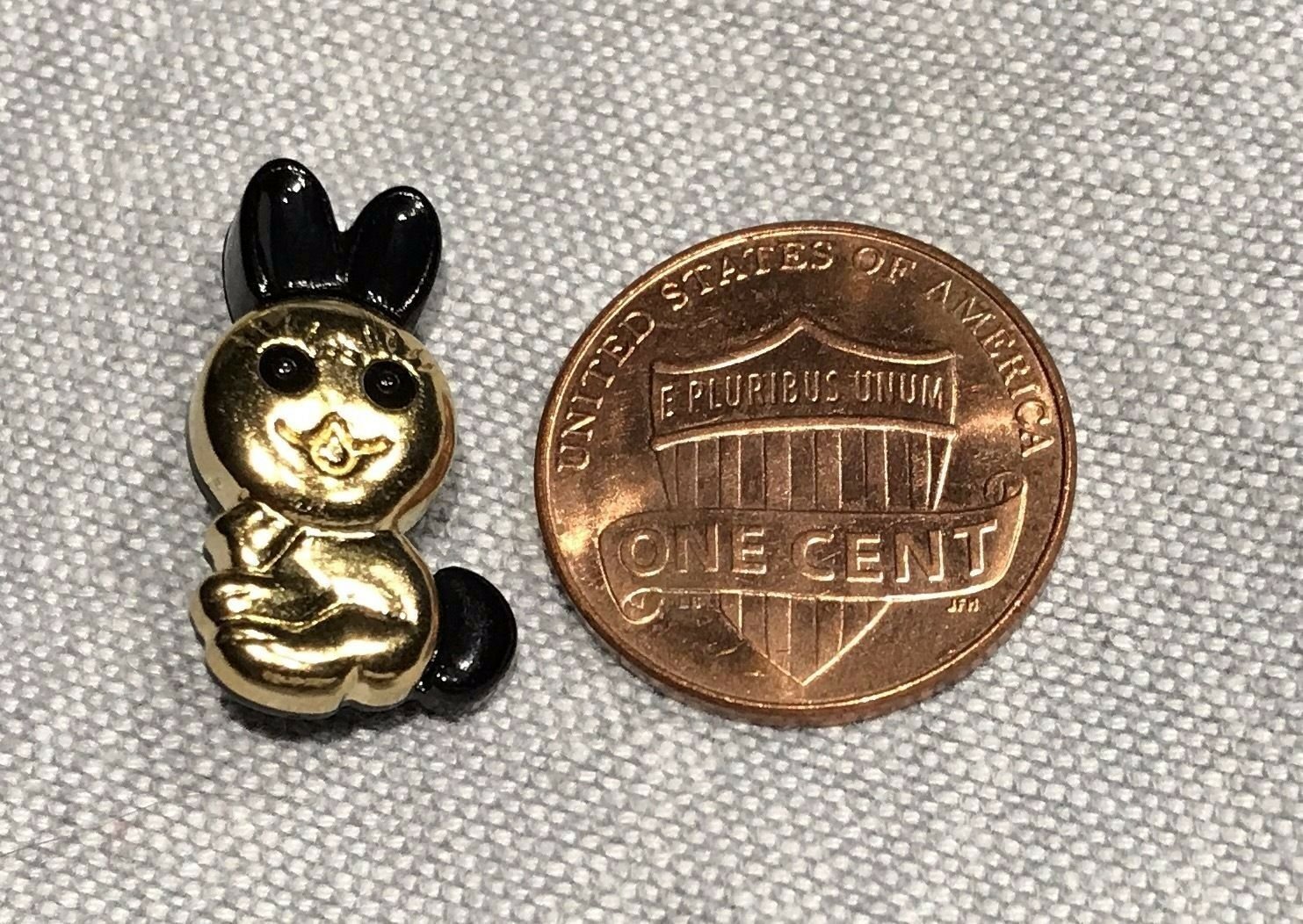 ONE Black & Gold Tone PLASTIC Shank Button DILL Bunny Rabbit 13/16" 20.4mm 8007
