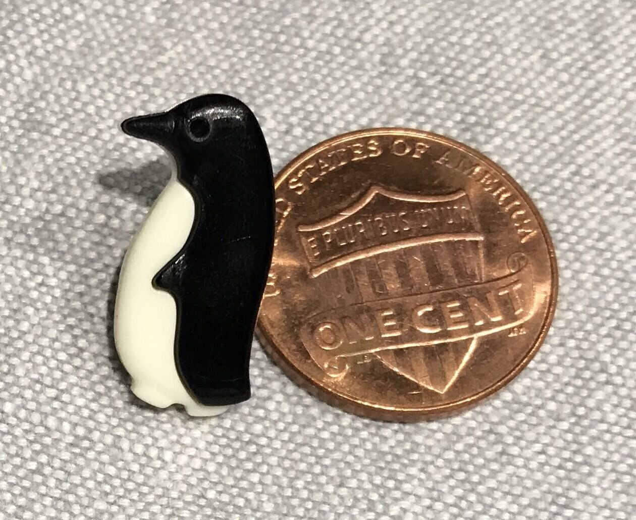 ONE PLASTIC Shank Button DILL Germany Black White Penguin 11/16" 18mm # 8010