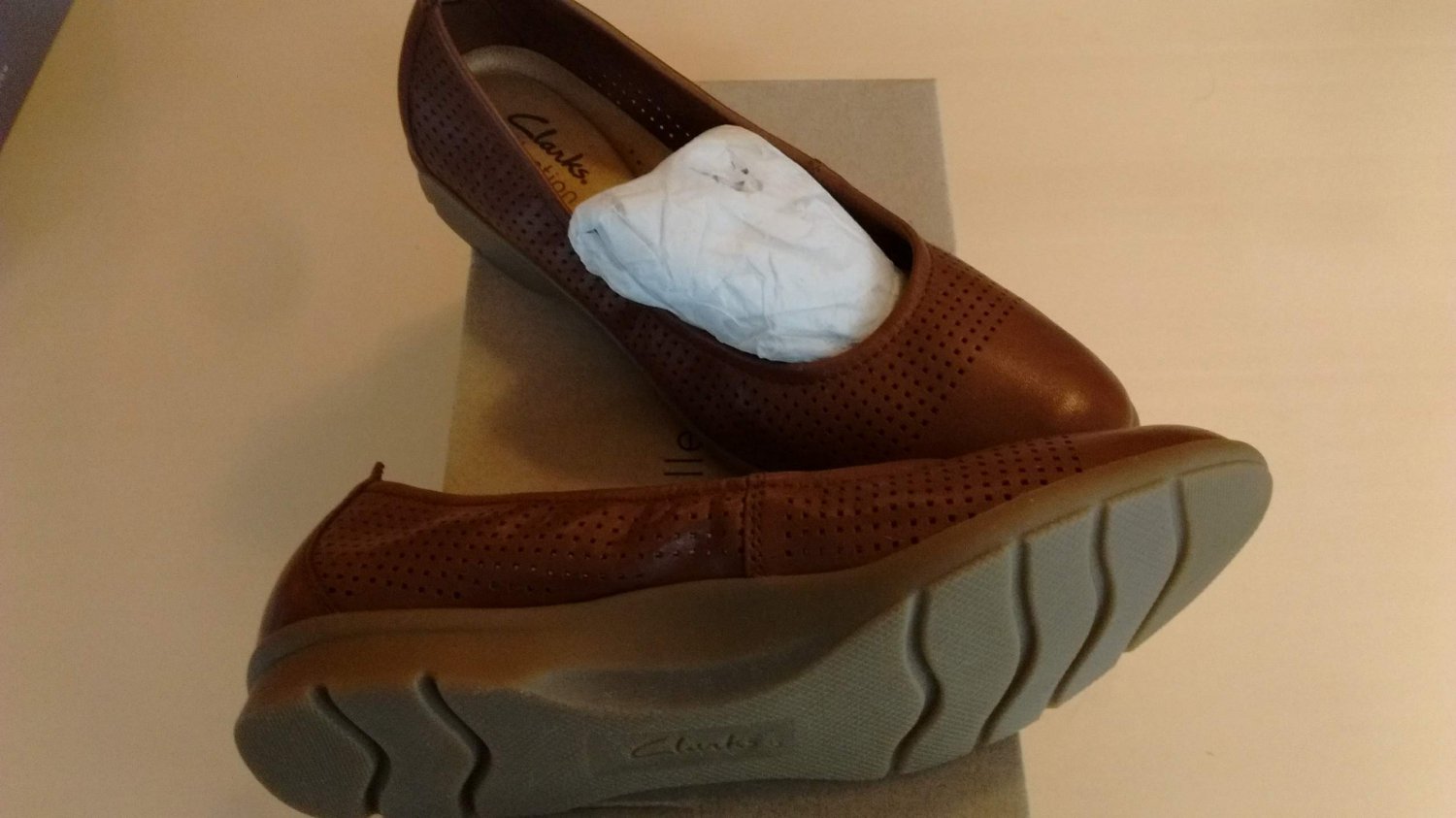 Clarks Collection Jenette Ease Ladies Tan Leather Shoes, Size 6.5 US Flats
