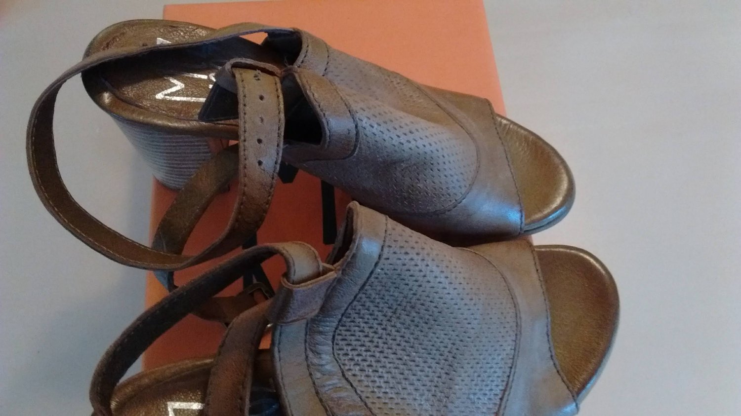 Miz Mooz Ladies Shiloh Leather Block Heel Sandals, Whiskey Color Size 36 EU, 6US