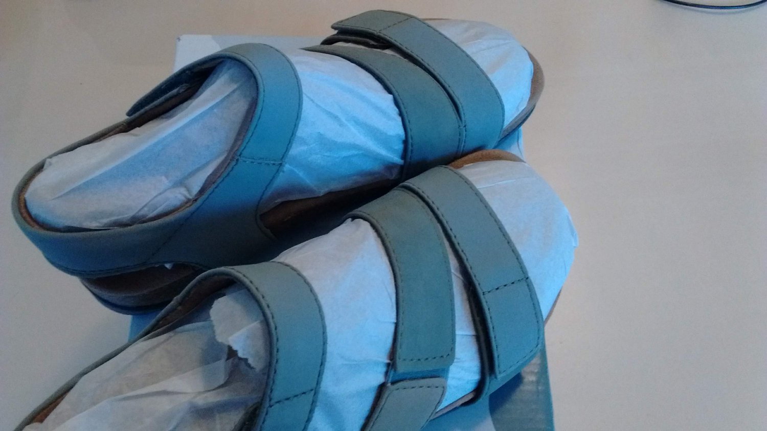 Earth Origins Ladies Orlene Leather Cross Strap Sandals, Blue Heron, Size 6 Wide