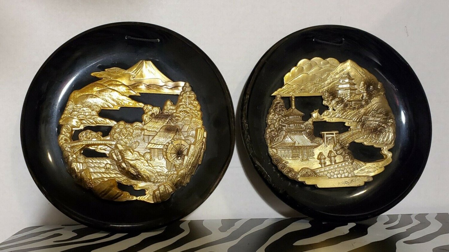 The World Gift Co, Inc. Vintage RARE Metal Decorative Plates Japan Scene OA3B15