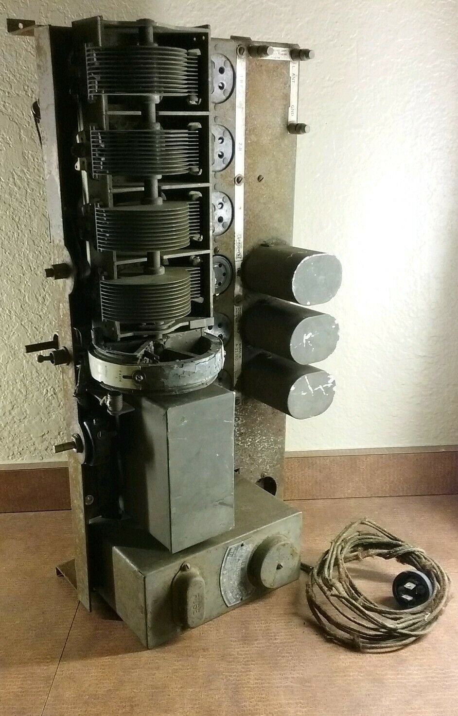 VIntage SilverTone NEUTRODYNE BreadBox Model H Radio Untested 7 tube Chassis