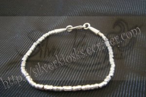 B04plain bracelet from silver beads