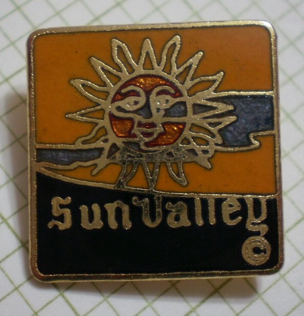 Sun Valley Pin Ski Resort Vintage Enamel Goldtone Metal 1978