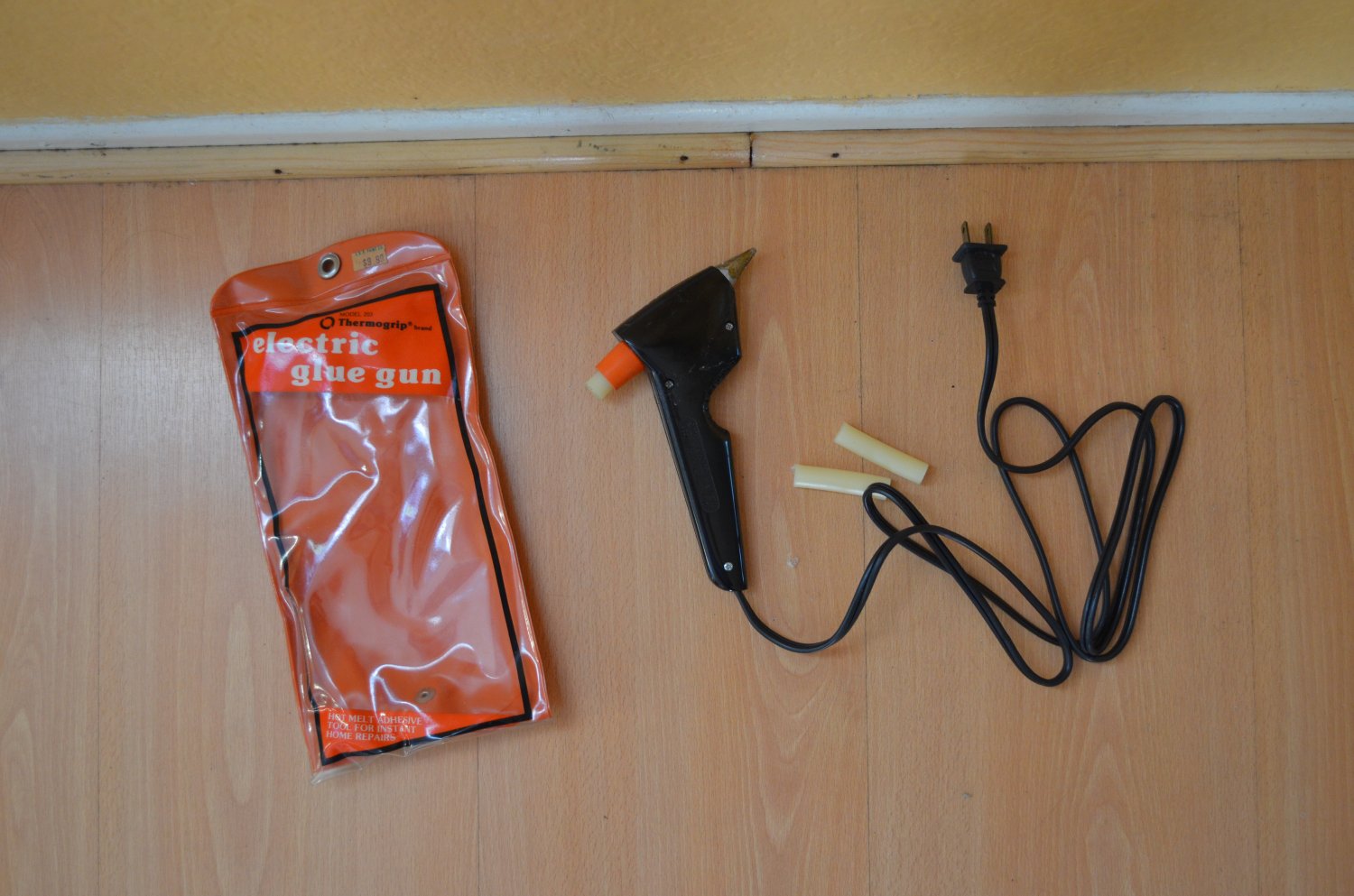 Vintage Bostik THERMOGRIP electric glue gun model 203 1976 Emhart USA