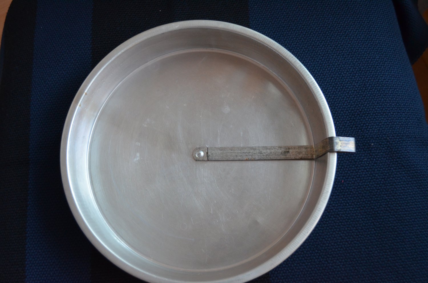 Vintage Worthmore Round Cake Pan Slider Quick Release Arm Aluminum Metal 9"