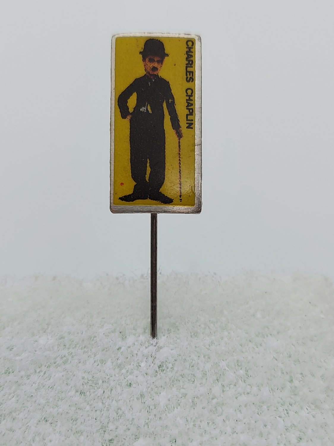 CHARLES CHAPLIN, COMICS Humor Film Movie Cinema, vintage pin badge !