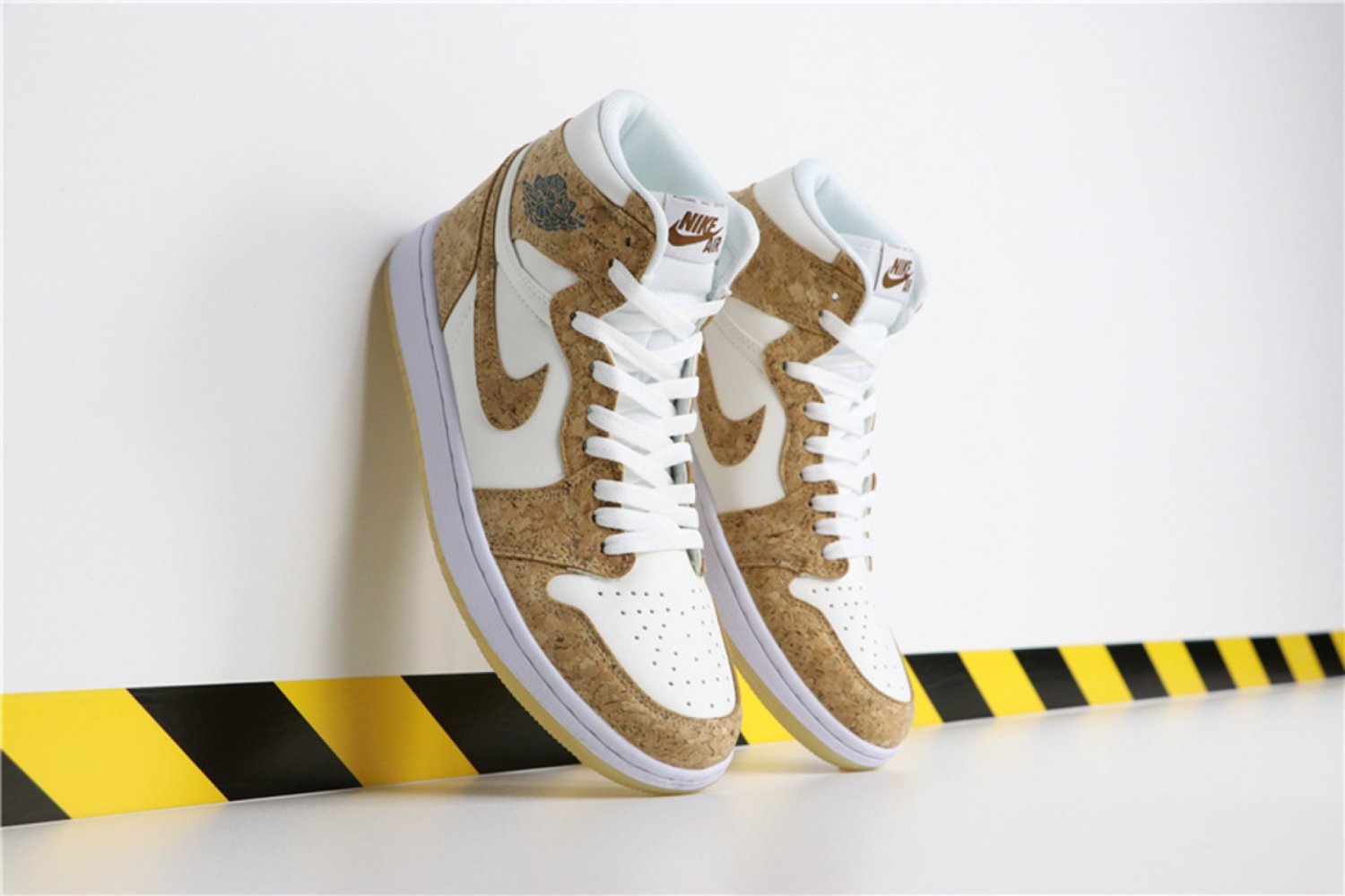 Air Jordan 1 Mid White Gold