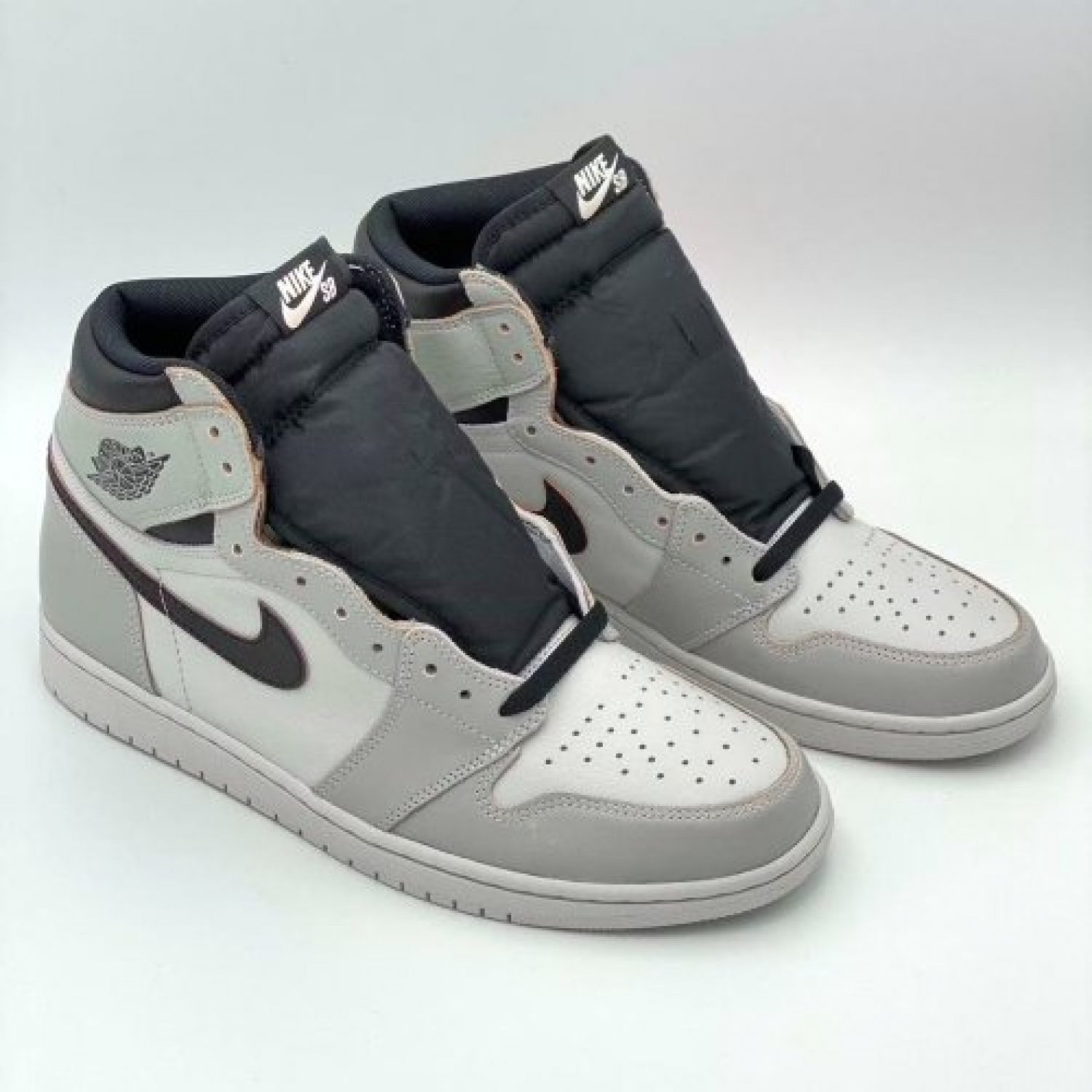 Air Jordan 1 Retro High ' Defiant SB NYC to Paris ' Sneakers