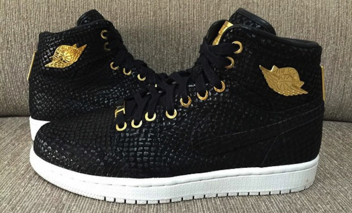 Air Jordan 1 Retro High &acirc;��Pinnacle&acirc;�� BlackMetallic Gold-White