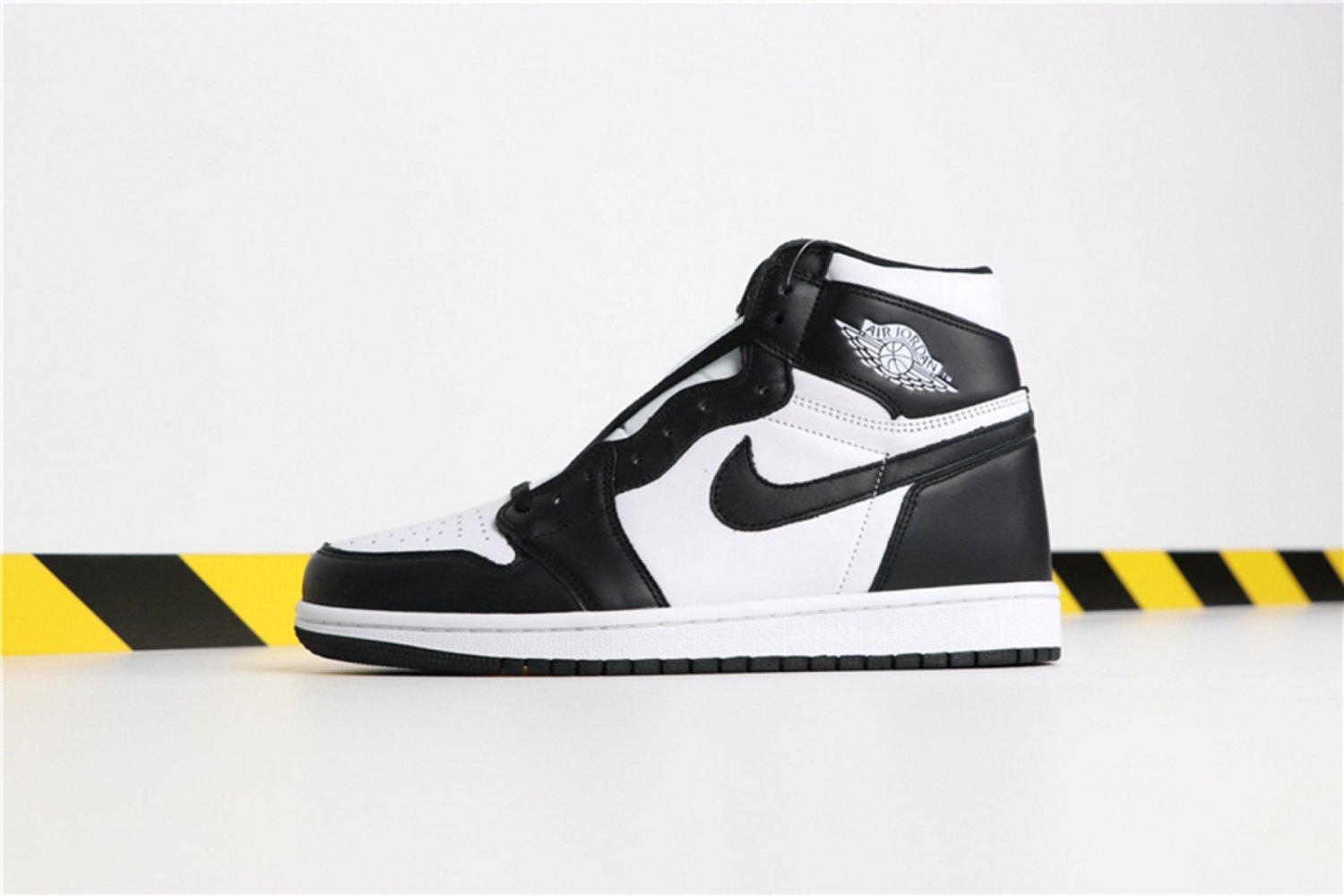 Air Jordan 1 Retro High OG BlackWhite 555088-010