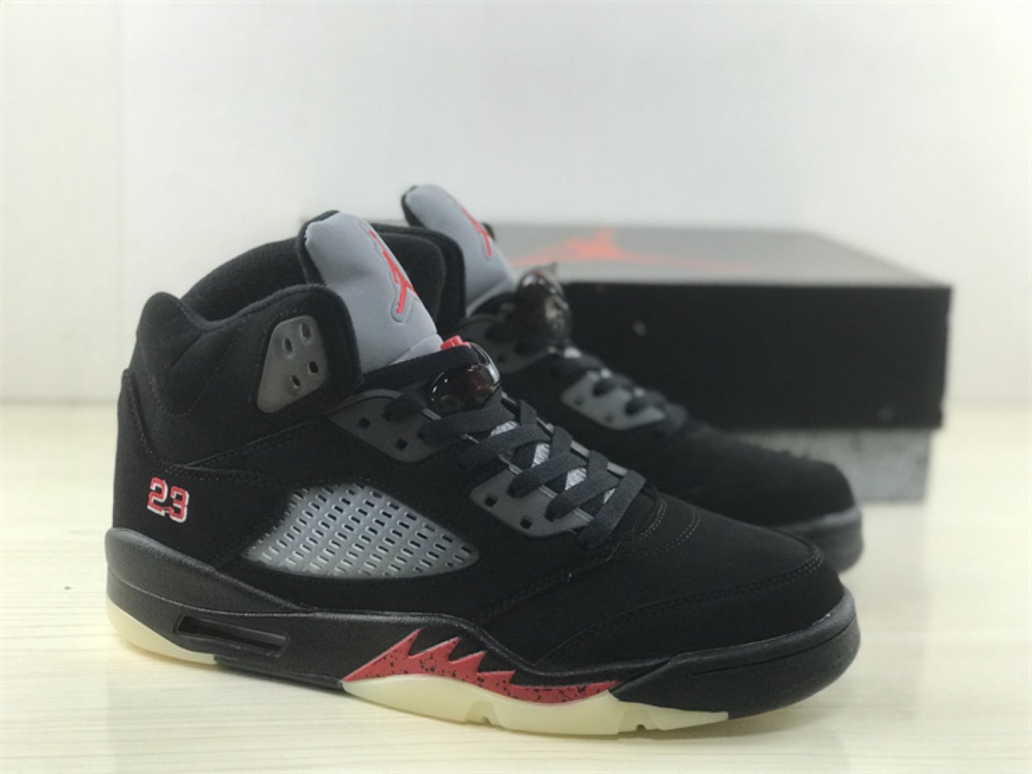 Air Jordan 5 Gore-Tex Off-NoirFire Red-Black-Muslin