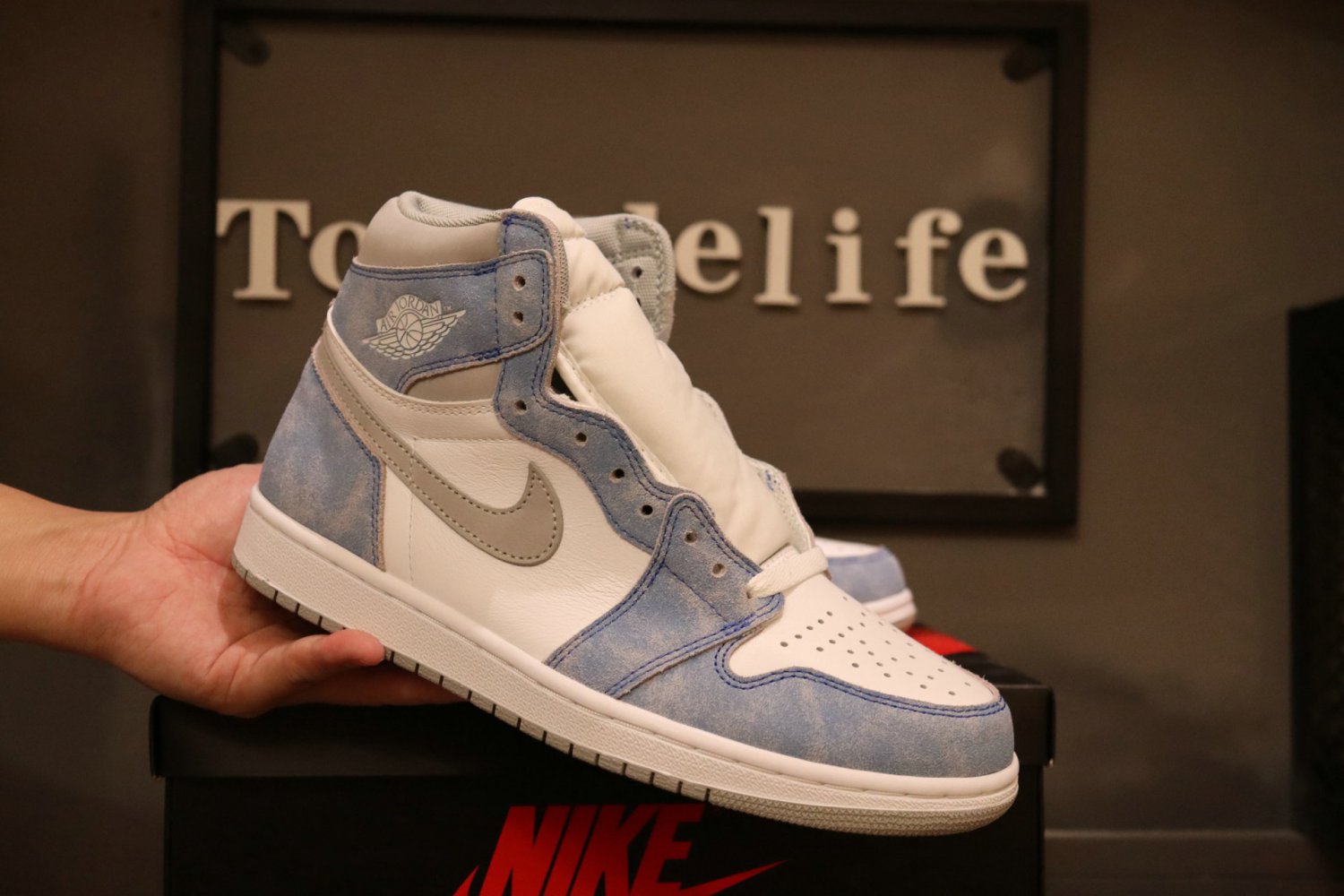 Jordan 1 Retro High Hyper Royal  sneakers