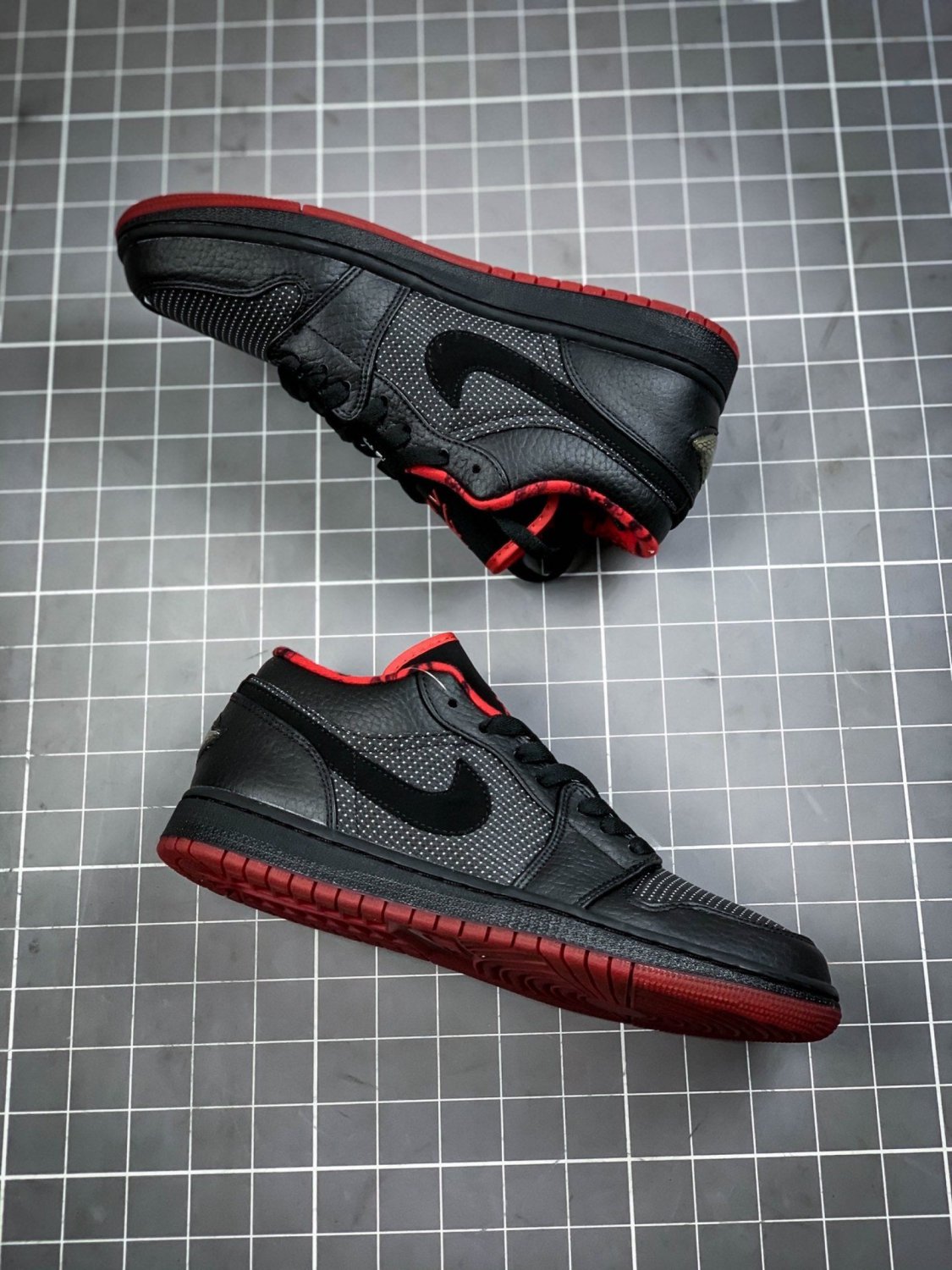 Jordan 1 Retro Low &acirc;��Black Silver Red&acirc;��