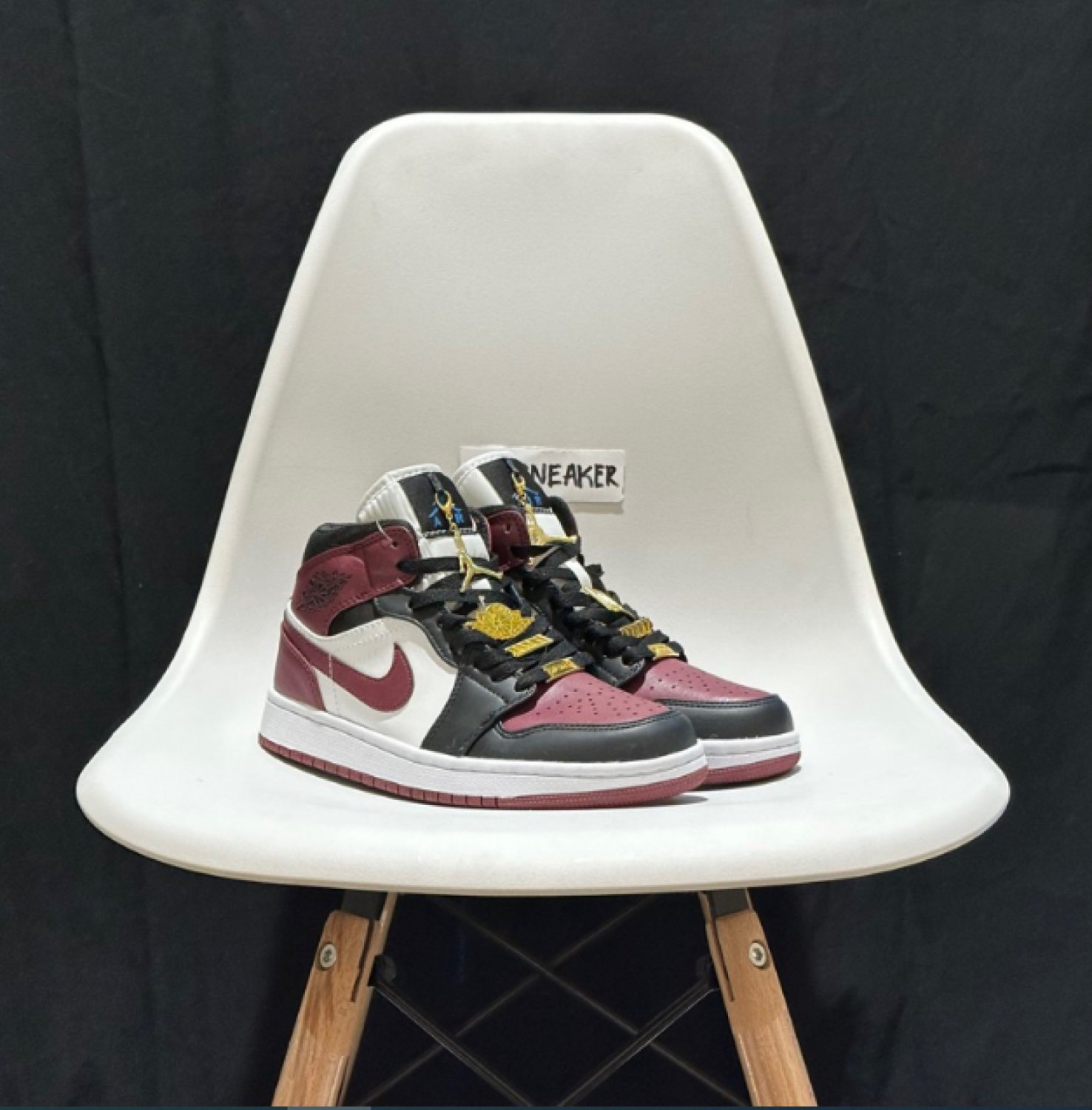 Nike Air Jordan 1 Mid Dark Beetroot