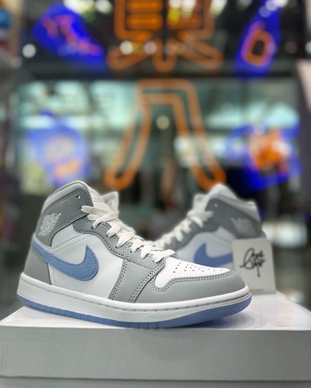 Nike Air Jordan 1 Mid Retro &acirc;��Wolf Grey Aluminum&acirc;��