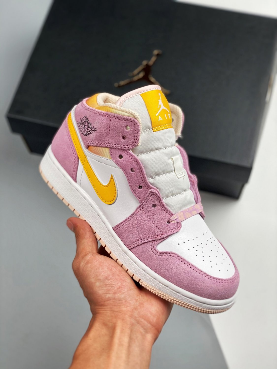 Nike Air Jordan 1 Mid SE Arctic Pink