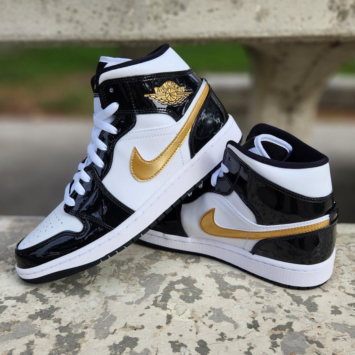 Nike Air Jordan 1 Mid SE 'Metallic Gold'