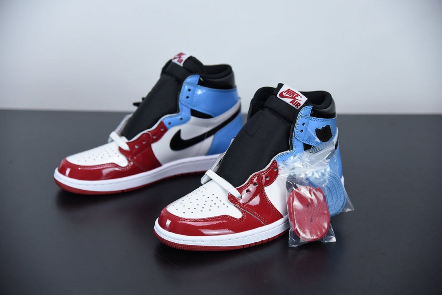 Nike Air Jordan 1 Retro High Fearless Chicago Unc