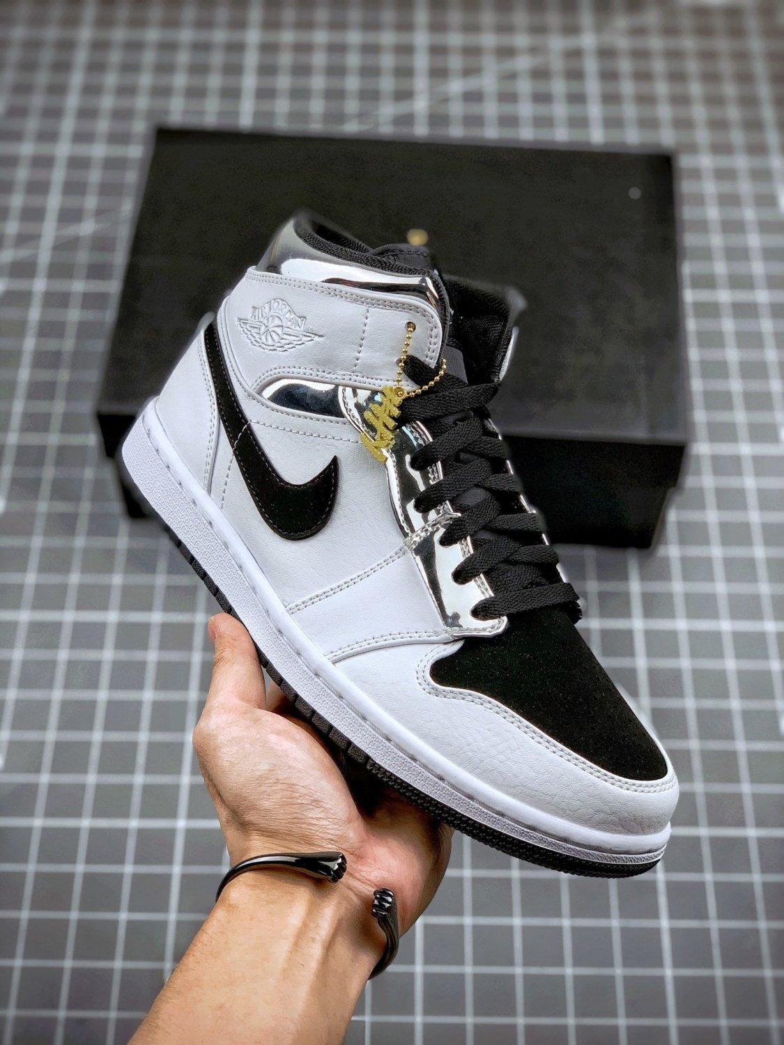 Jordan 1 Mid Alternate Think 16