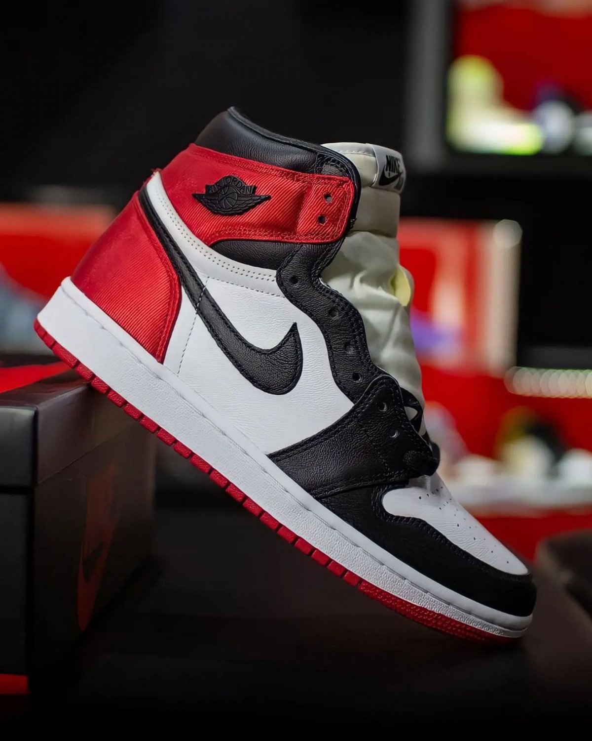 Nike Air Jordan 1 High 'Black Toe Satin'