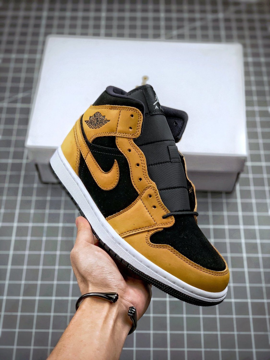 NIKE Air Jordan 1 Mid Desert Ochre