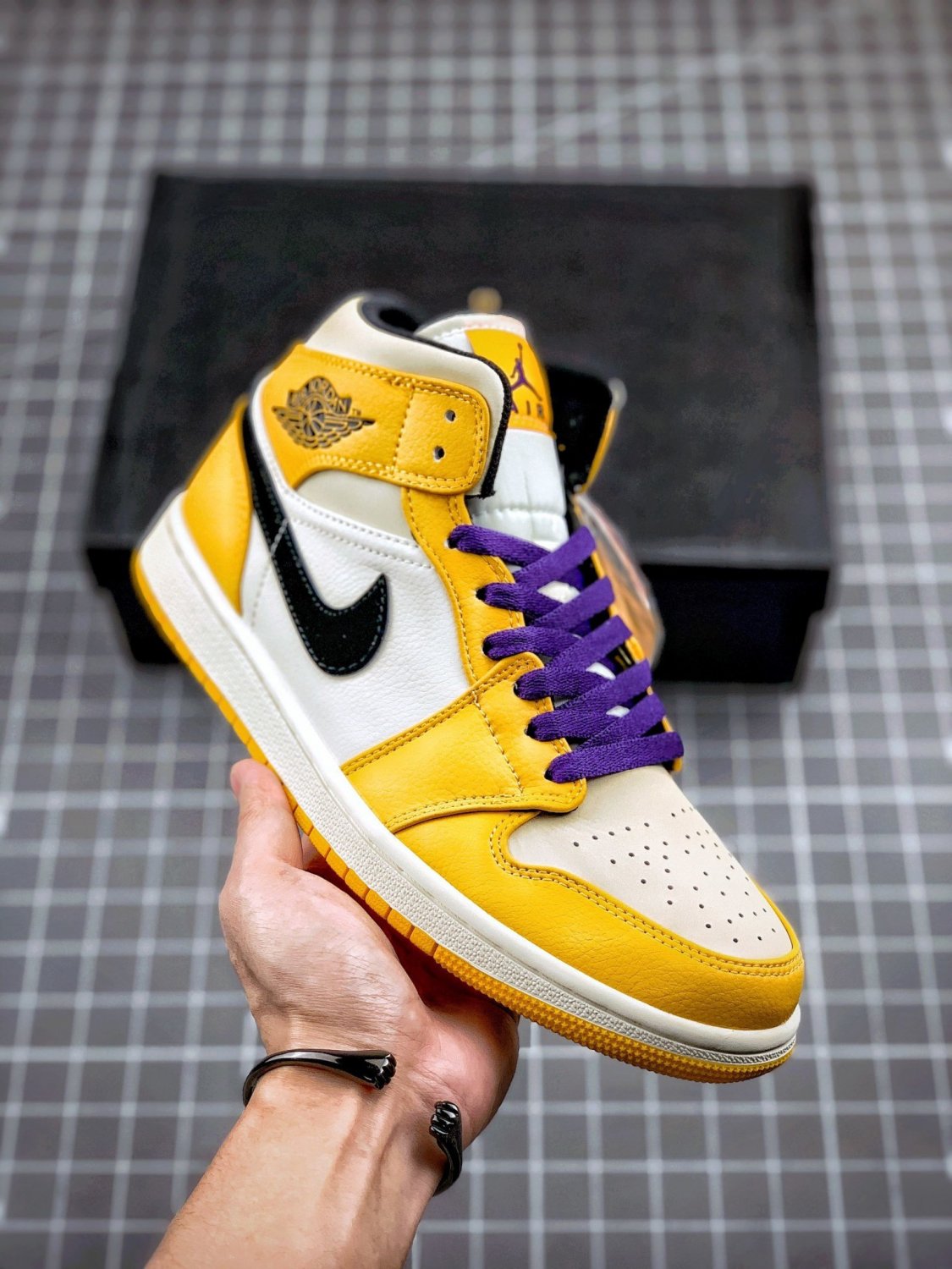 NIKE Air Jordan 1 Mid SE Lakers University Gold