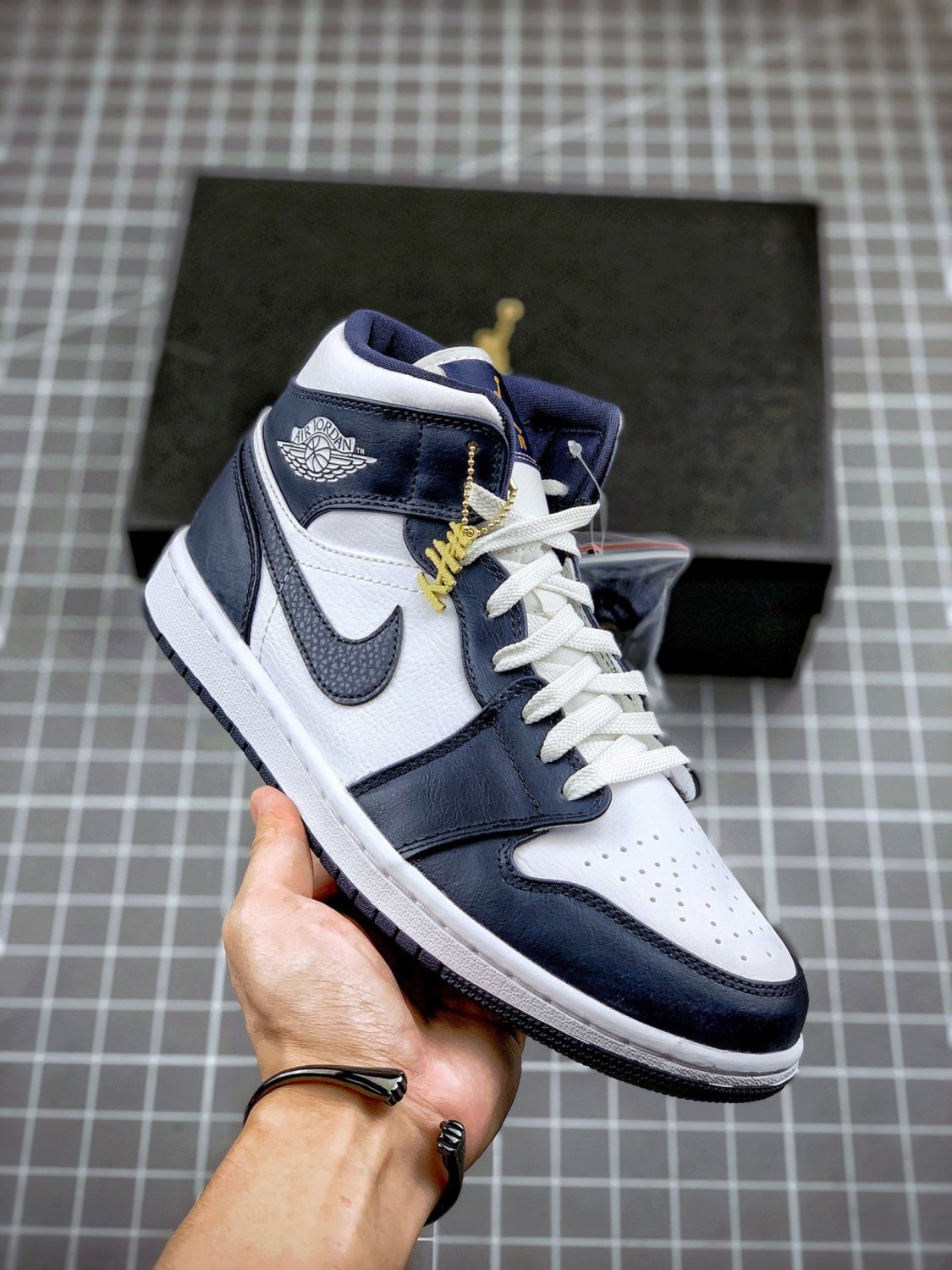 NIKE Air Jordan 1 Mid White Metallic Gold Obsidian