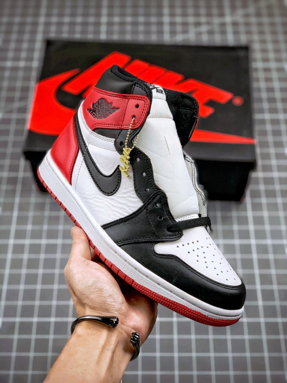NIKE Air Jordan 1 Retro High Black Toe 2016
