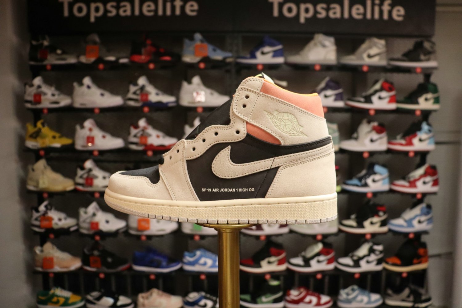 Nike Air Jordan 1 Retro High OG 'Neutral Grey' 555088-018