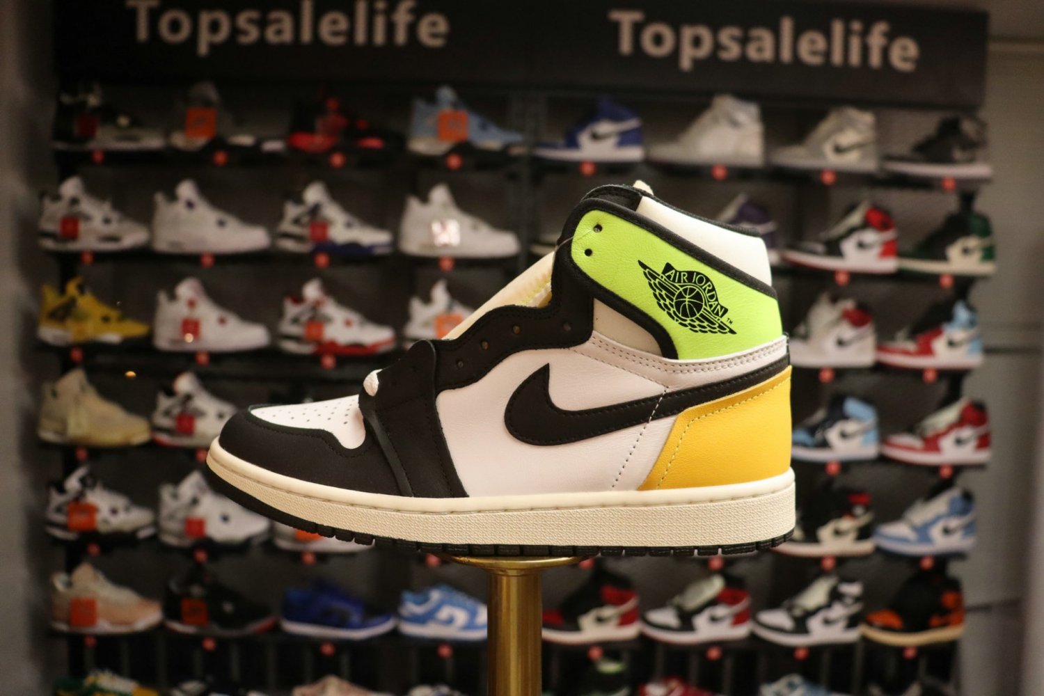 Nike Air Jordan 1 Retro High OG 'Volt Gold' 555088-118