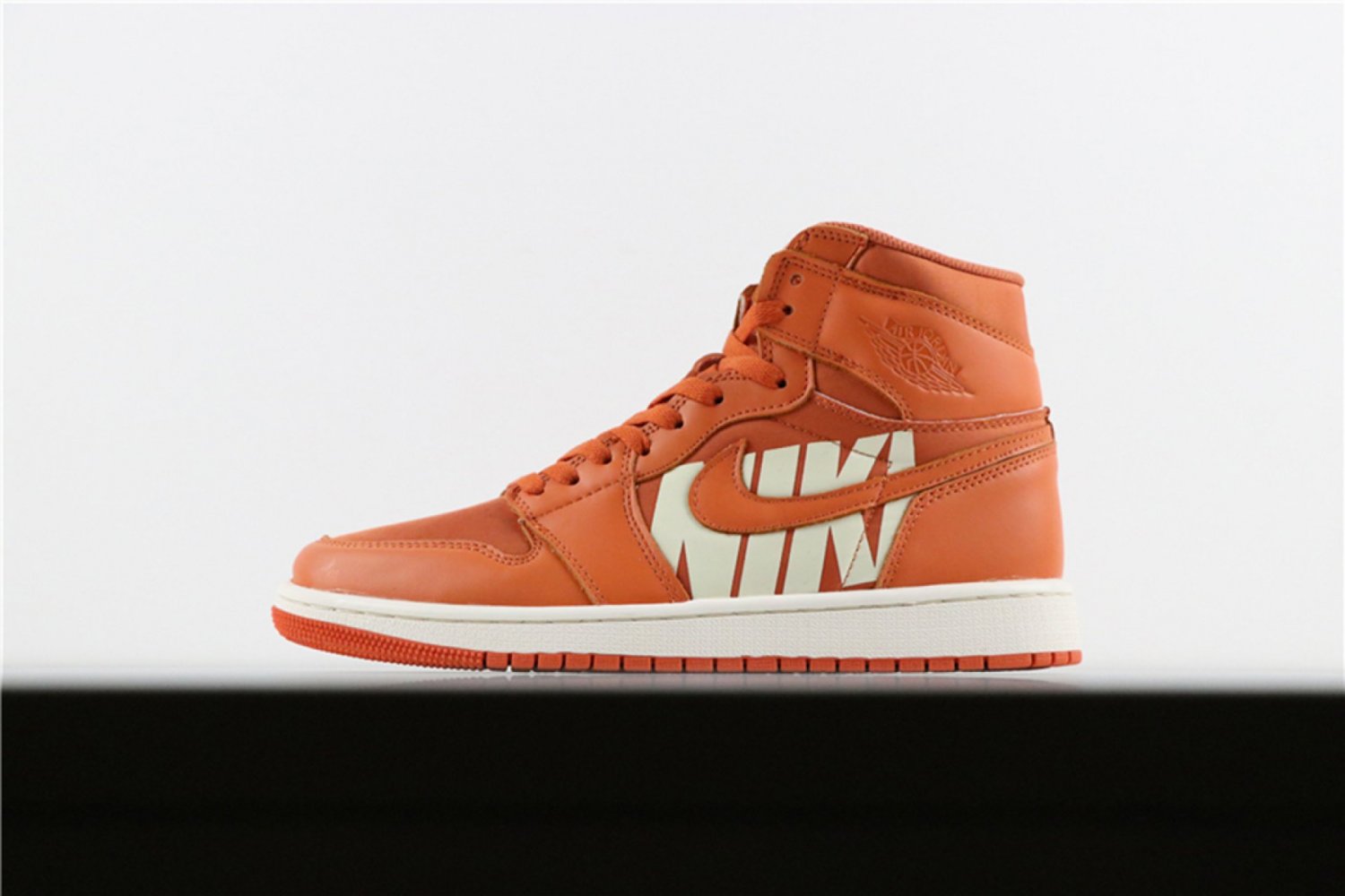 Nike Air Jordan 1 Retro High Vintage Coral