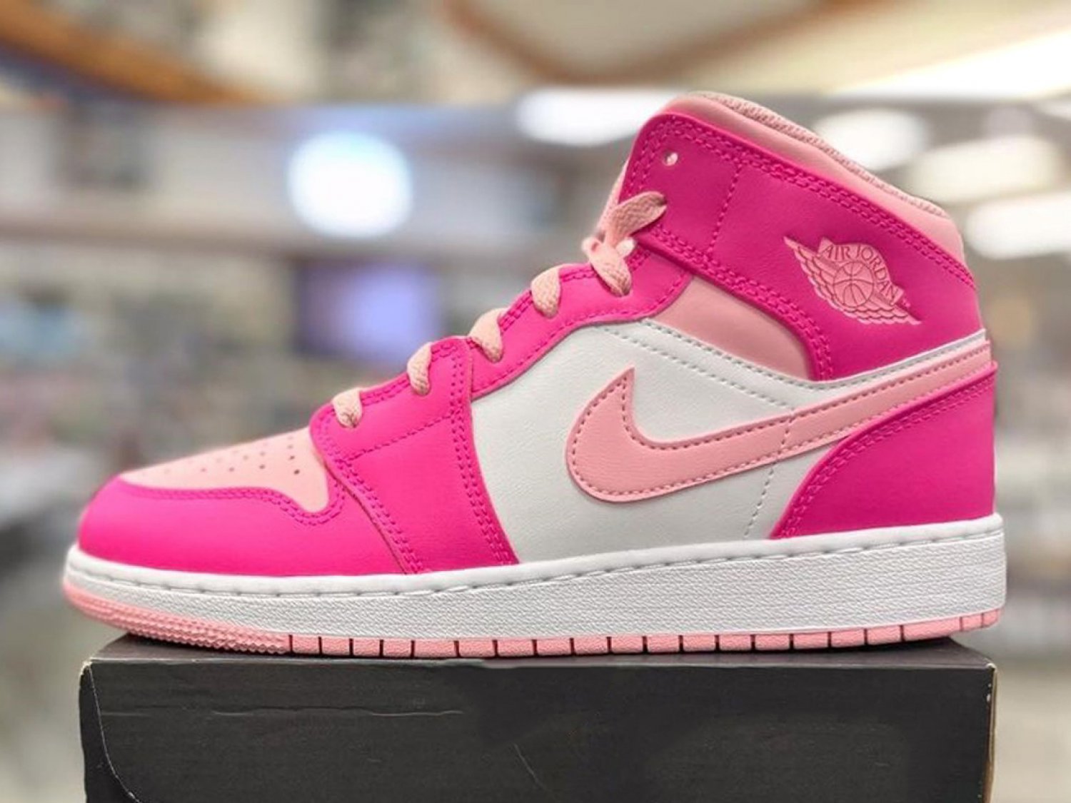 Nike Air Jordan 1 Retro Mid &acirc;��Fierce PinkBarbie&acirc;�� Valentine&acirc;��s Day