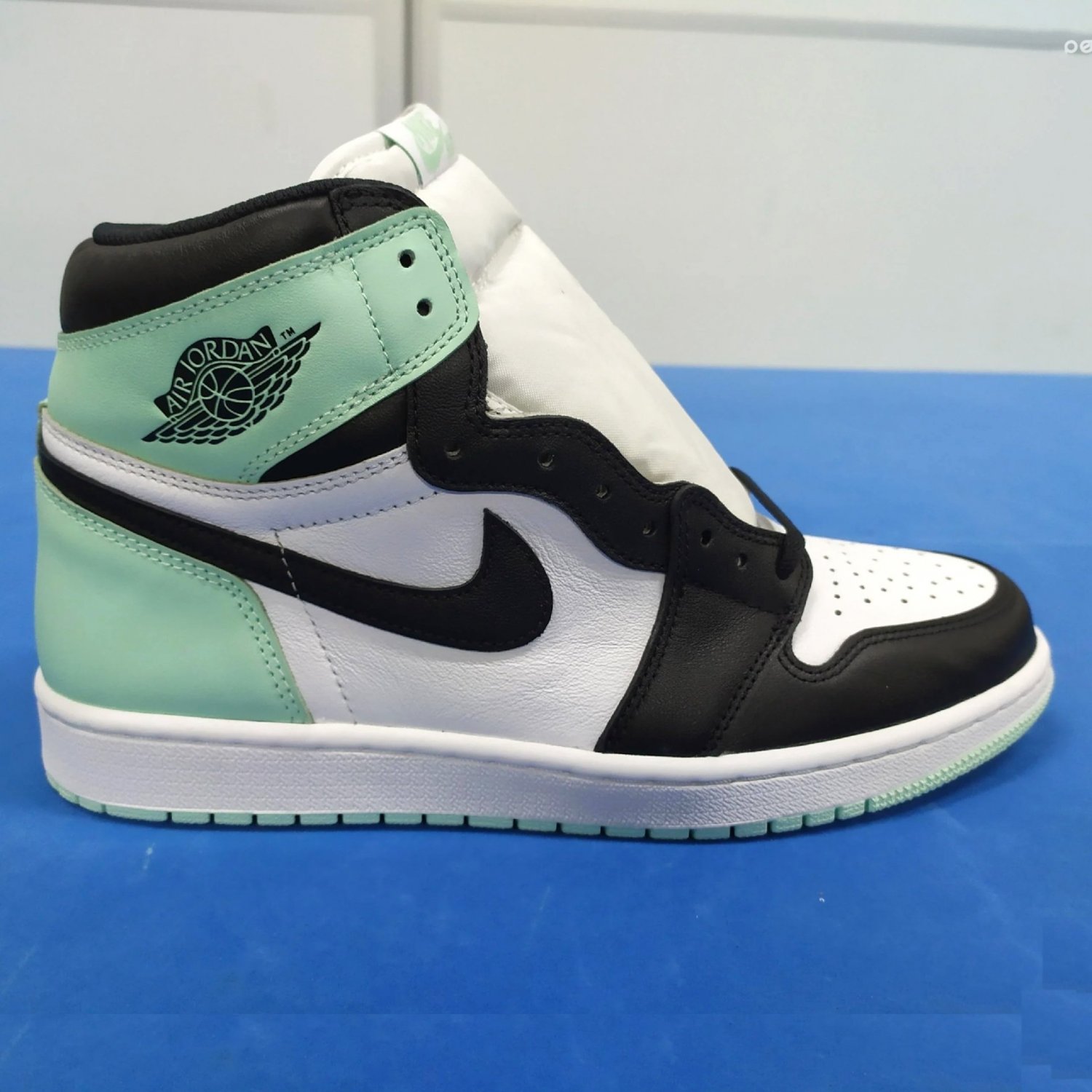 Air Jordan 1 Retro High  Igloo
