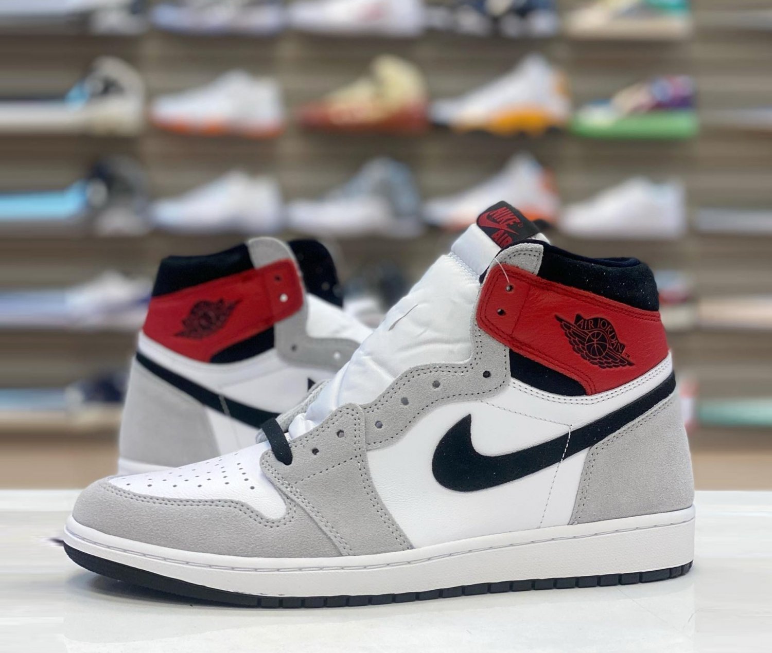 Nike Air Jordan 1 Retro High  Light Smoke Grey