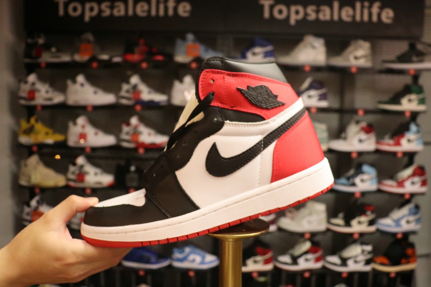 (Women) Air Jordan 1 Retro High 'Satin Black Toe'_1