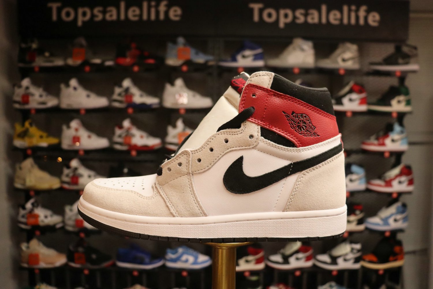 Air Jordan 1 Retro High OG Light Smoke Grey