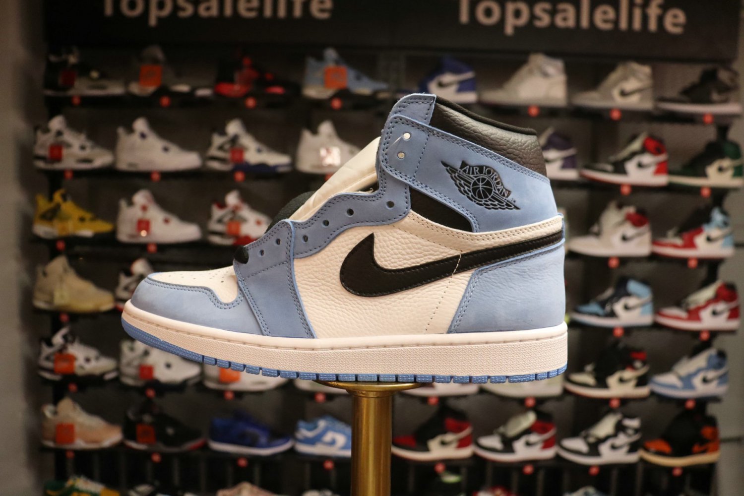 Air Jordan 1 Retro High OG 'University Blue'