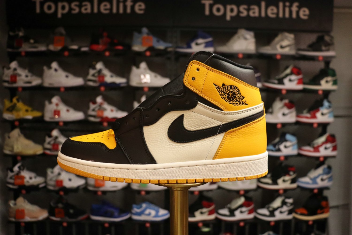 Air Jordan 1 Retro High OG 'Yellow Toe'
