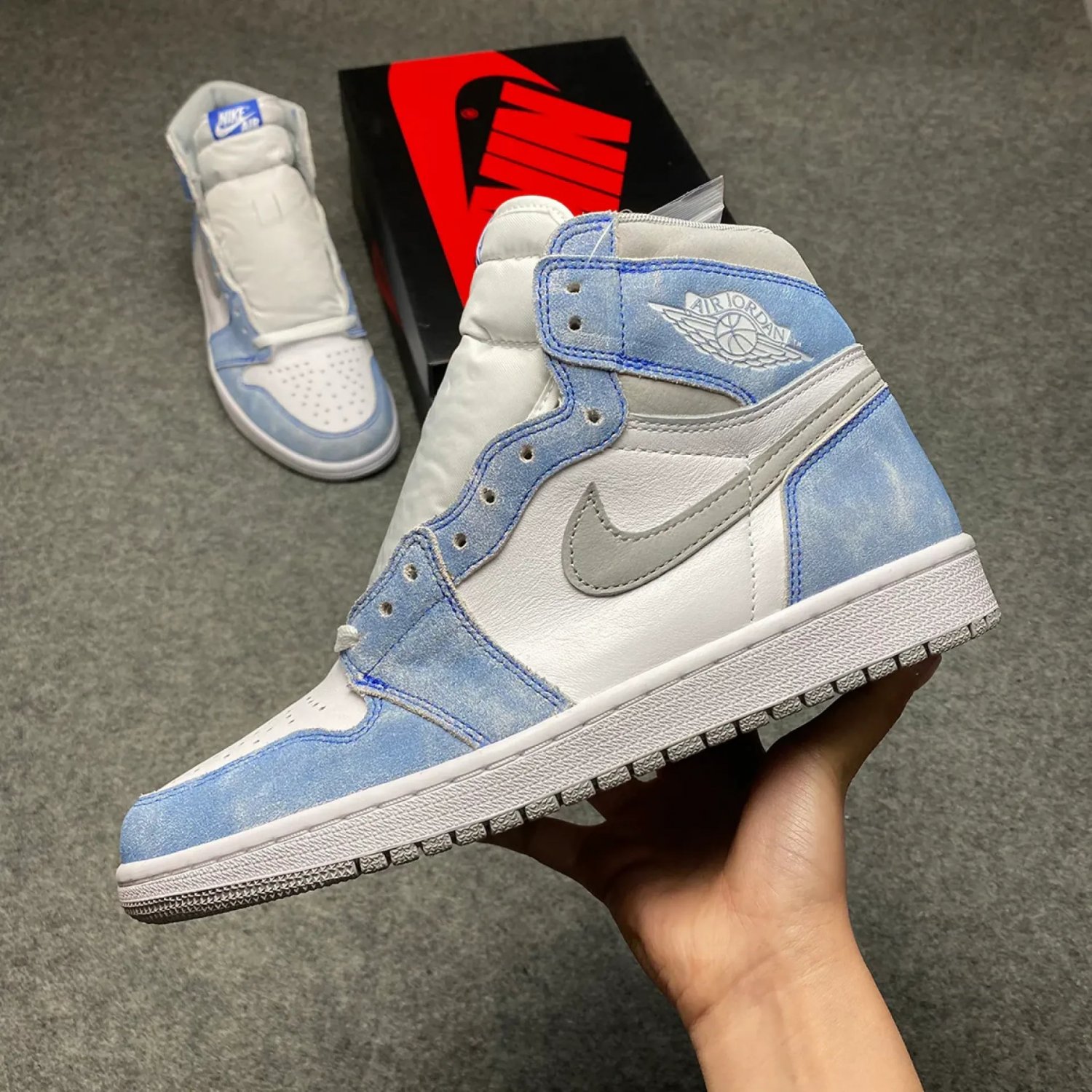 Jordan 1 Retro High OG Hyper Royal_2